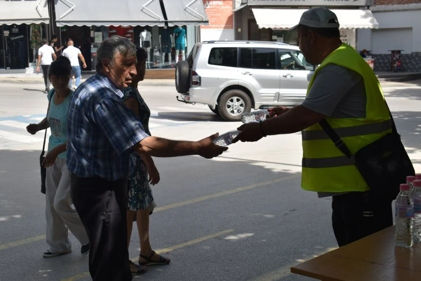 Столичната община раздава безплатна минерална вода в жегата  
