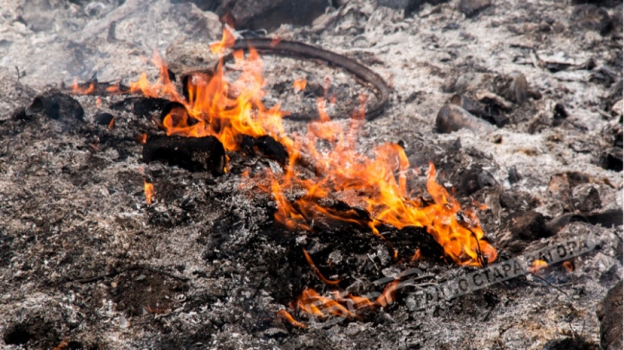 Продължава гасенето на пожара край Перник