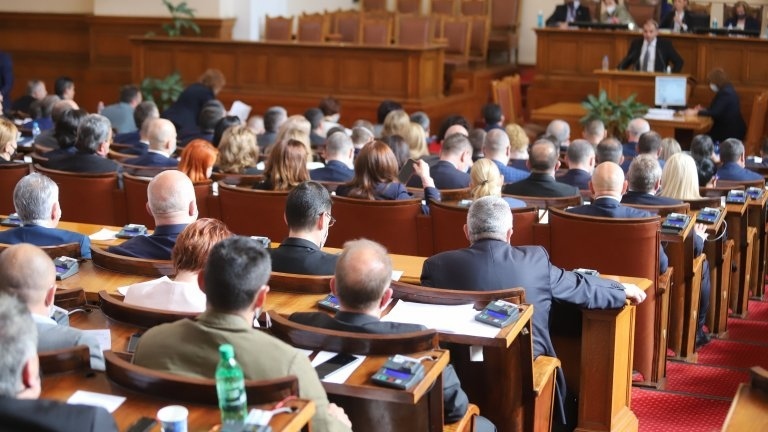 Депутатите приеха новия Правилник на НС, решиха и какви заплати да взимат