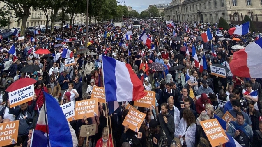 Френските власти отстъпиха пред протестите