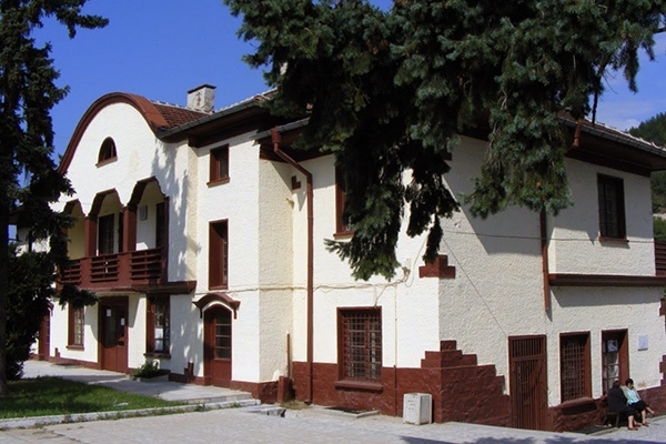 Близо 10 000 жители от община Белово и околността ще ползват новата жп гара