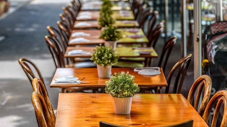 Преболедувалите от COVID-19 и ваксинираните ще могат да посещават барове и ресторанти в Северна Македония