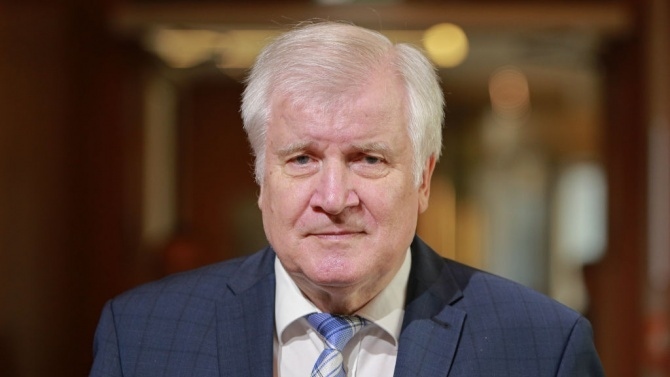 Германският вътрешен министър очаква до 5 милиона бежанци от Афганистан