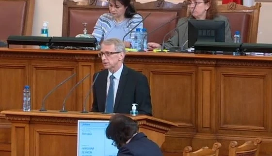 Четири варианта за работата на училищата при нова COVID вълна