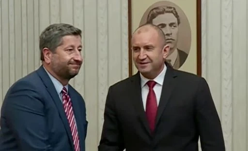 Радев пред ДБ: Залогът е за третия мандат, Иванов: Трябва правителство поне за зимата