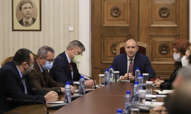 Гражданството на Петков изостри тона между ДПС и Радев на консултациите