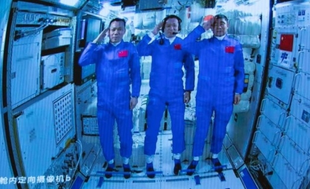 Китайски астронавти завършиха успешно 6-часово излизане в открития космос