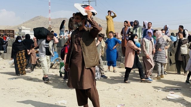 Служител на афганистанските сили за сигурност е загинал, а трима