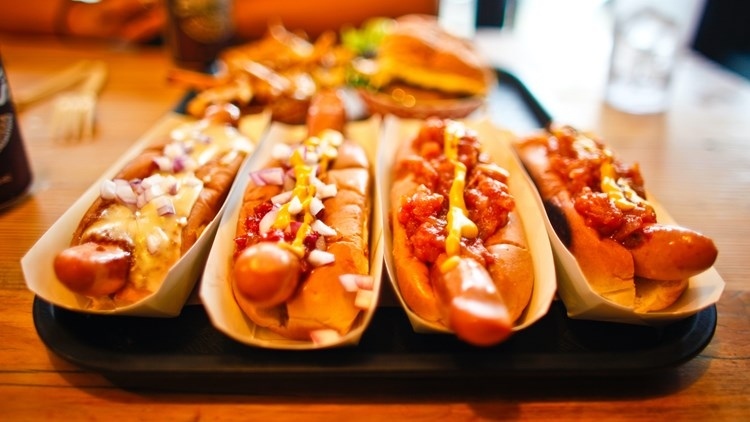 Хот-догът отнема 36 минути от живота ни, порция орехи добавя 26