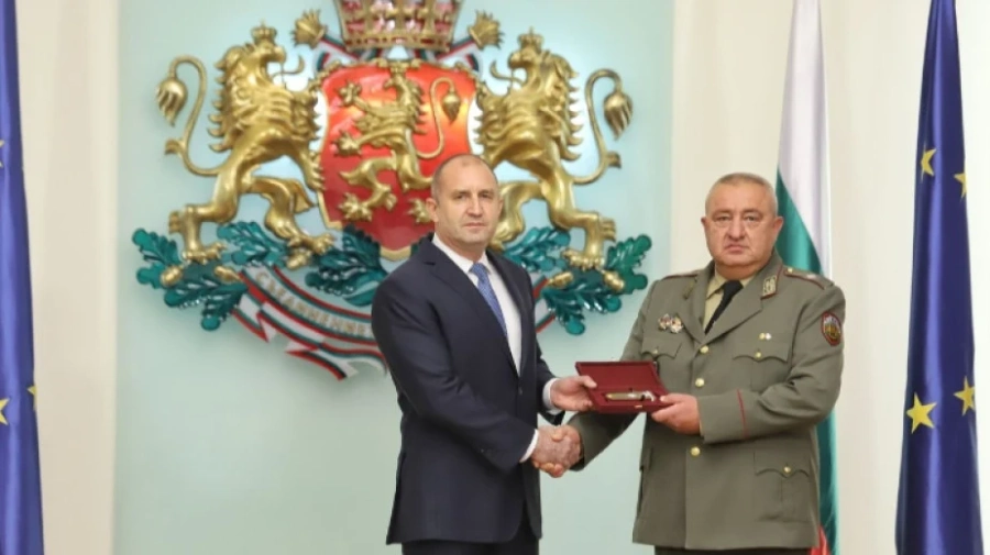 Президентът Радев връчи нови генералски пагони на двама военни