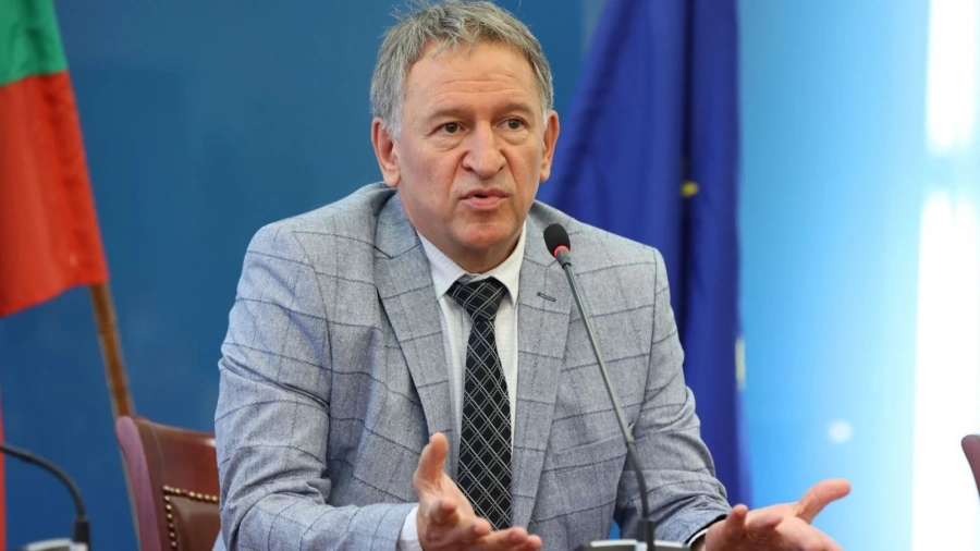 Министър Кацаров: Рано е да казваме дали 15 септември ще е присъствен