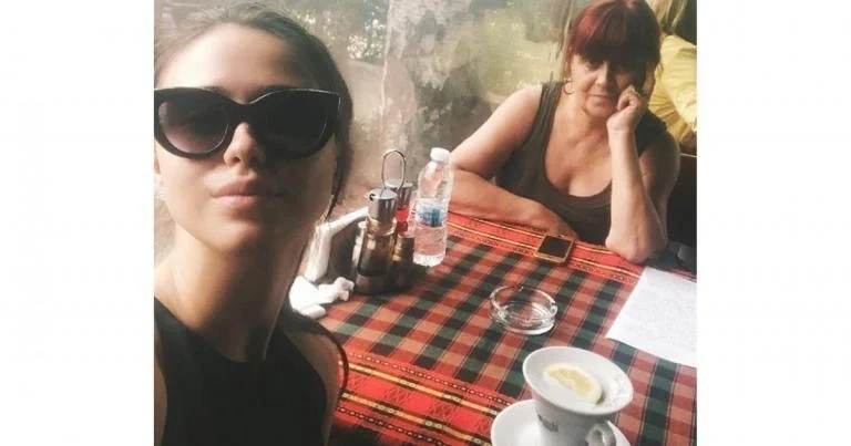 Мария Бакалова се забавлява с майка си в Малибу