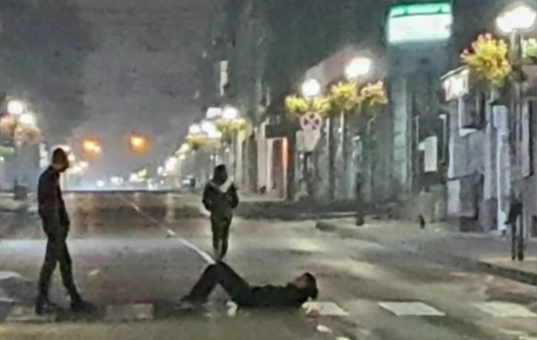 Опасно предизвикателство: Деца лягат върху пешеходни пътеки