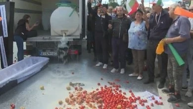 Фермери символично погребаха зеленчукопроизводството и животновъдството