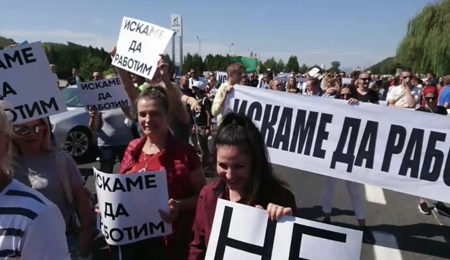 Хотелиери и ресторантьори блокираха път Е-79 край Благоевград