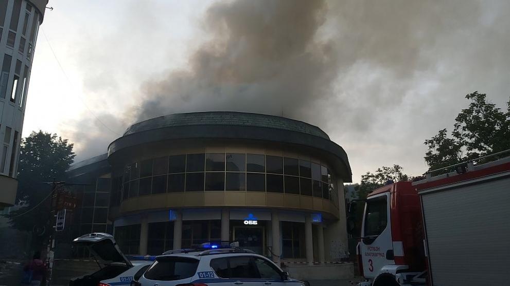 Голям пожар гори в центъра на Благоевград На място са няколко
