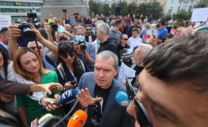 Ресторантьорите изгониха Тошко Йорданов, Манолова и Бабикян, опитаха се да яхнат протеста им