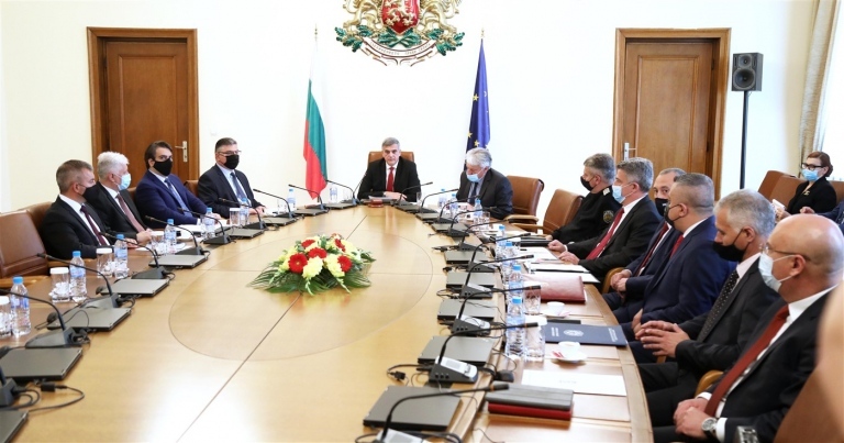 Янев обясни какви решения са взели във връзка с нашествието на мигранти