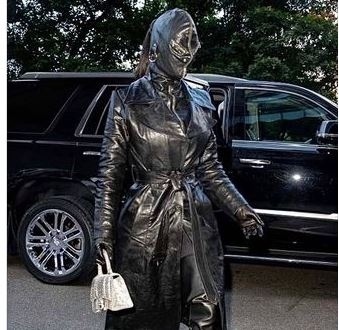 Ким Кардашиян шокира облечена изцяло с кожа и ципове (ВИДЕО)