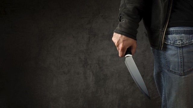 Намушкаха с нож трима в Габрово жена е с опасност
