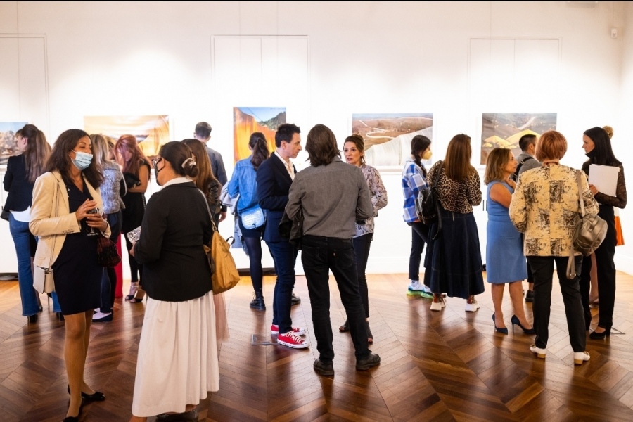 Офсетови литографии с подпис на Кристо и Жан Клод бяха изкупени от колекционери