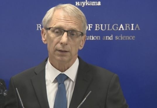 Проф. Денков: Има плавно нарастване на случаите на COVID-19 в училищата