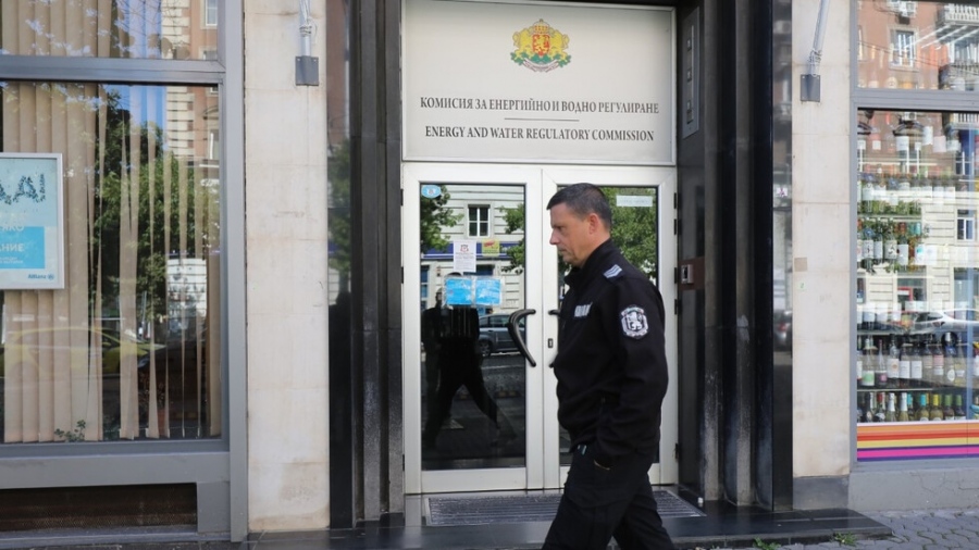 ДАНС и МВР влязоха в КЕВР (СНИМКИ)