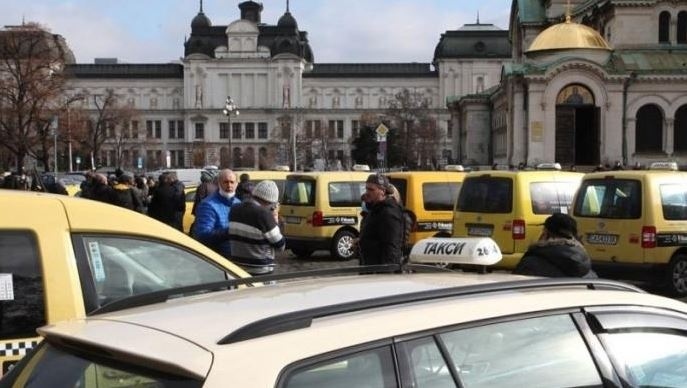 Таксиметровите шофьори искат по-високи тарифи в София. Включват се в протеста на 28 септември