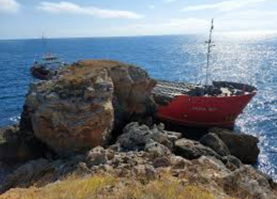 МОСВ: Има замърсяване на морската вода от заседналия кораб