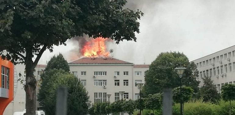 Гори покривът на Медицинския университет в Плевен. Пожарникари гасят пламъците,