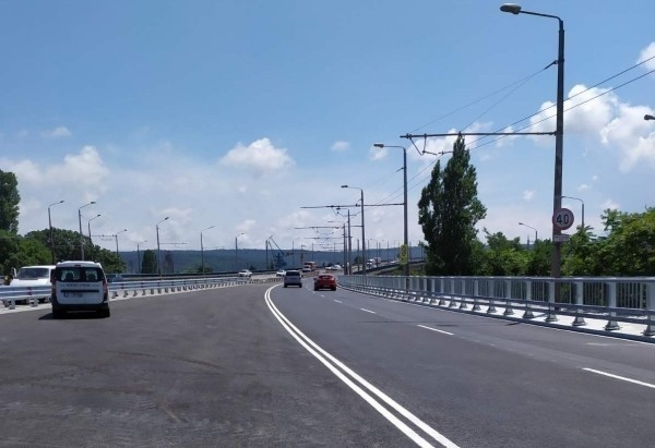 Протест блокира движението на Аспаруховия мост във Варна