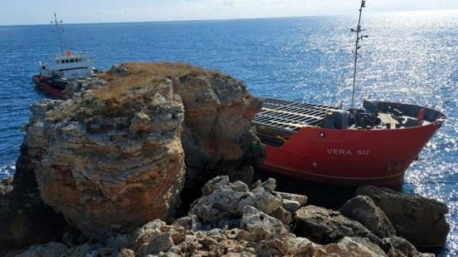 Уволниха шефа на Морска администрация заради заседналия кораб