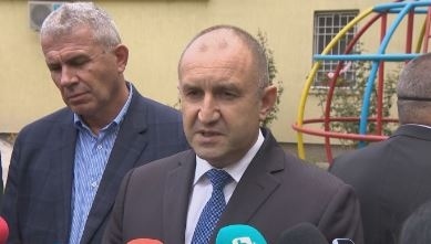 Радев: Преди 5 г. Борисов се скри под полата на Цачева, а сега – под тогата на ректора