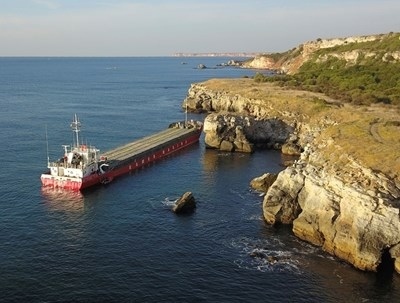 Представят план за изтегляне на заседналия кораб Вера Су