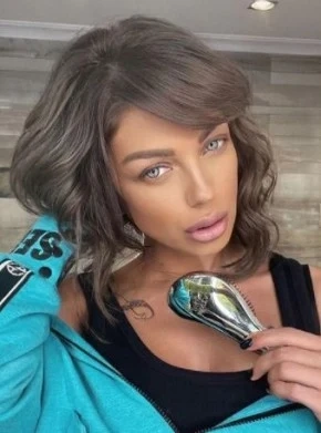 Емануела си направи носа като на Камелия