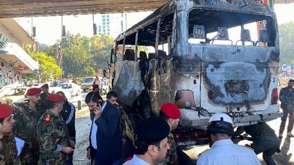 Бомбена атака срещу военен автобус в Сирия уби най-малко 13 души