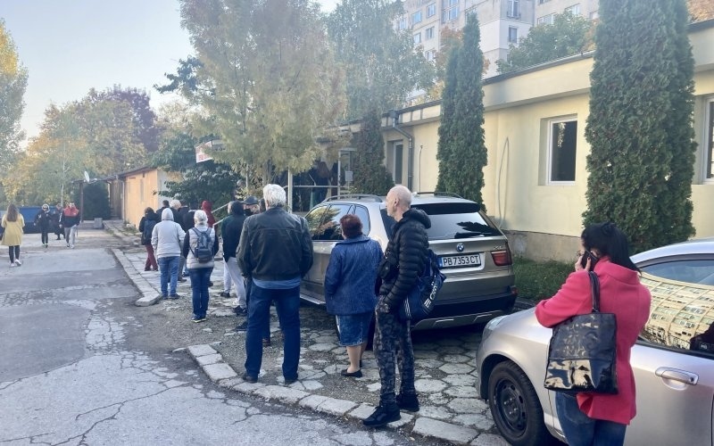 Опашки за ваксиниране се извиха пред болниците в София и Пловдив