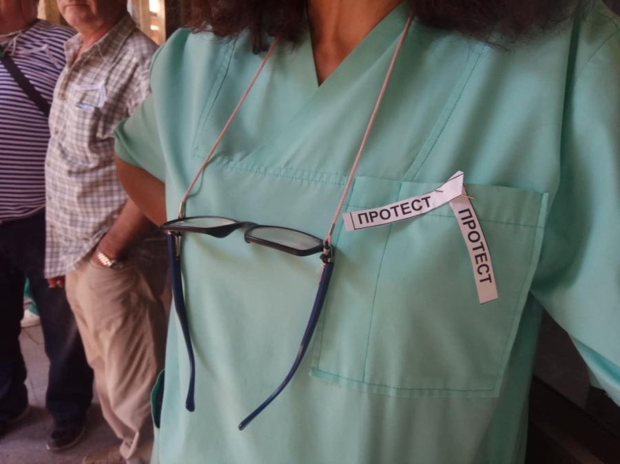 Спешни медици на протест пред Здравното министерство