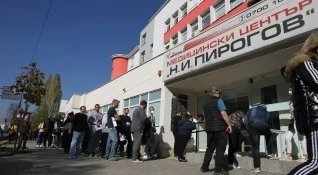 Опашки за ваксинация и пред Пирогов и Александровска болница