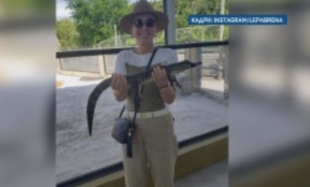 Лепа Брена отбеляза рождения си ден с бебе алигатор в ръце