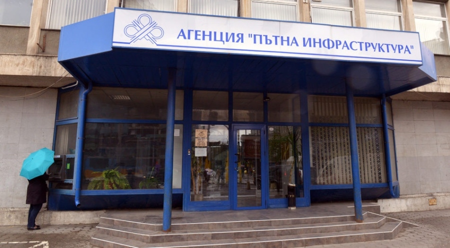 Полицаи и данъчни с акция в АПИ