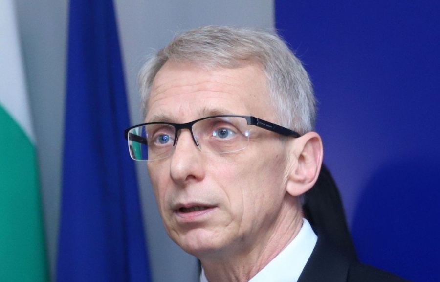 Министър Денков: Учениците от 1-ви до 4-ти клас няма да учат присъствено по-рано от 8 ноември