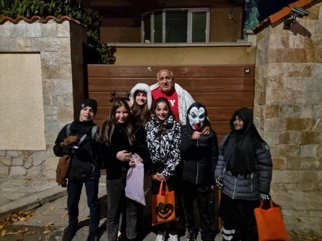 Деца изкараха Борисов пред дома му по кърпа