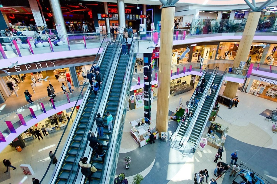 Протестиращи влязоха в столичен мол