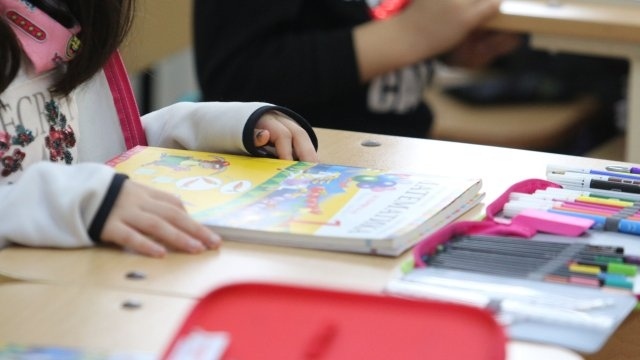 Очаква се малките ученици да се върнат в клас 