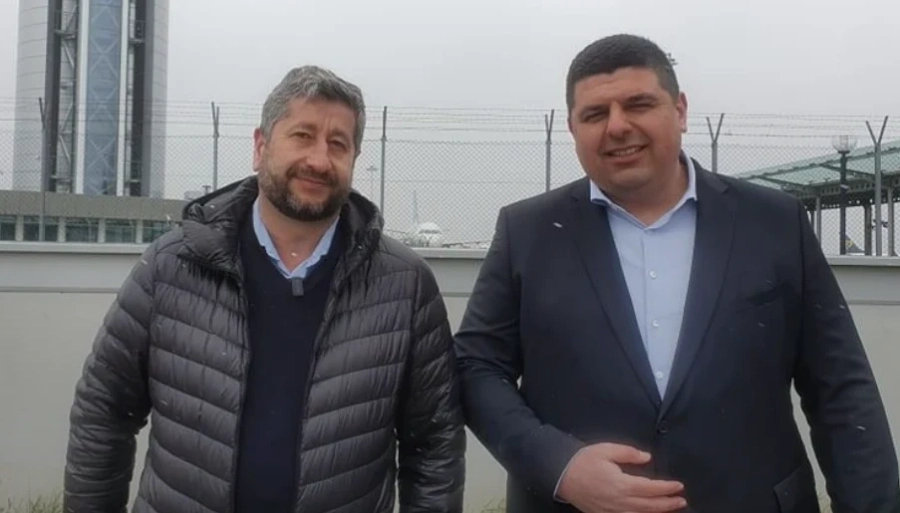 Лидерите на Демократична България здраво охранени
