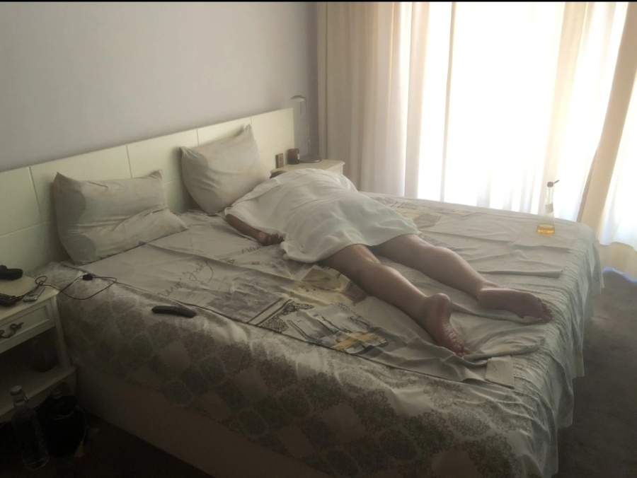 Нови кадри от спалнята на Борисов, отново с пистолет и пачки