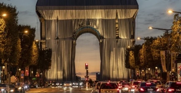 Опакованата Триумфална арка в Париж е била посетена от 6 милиона души