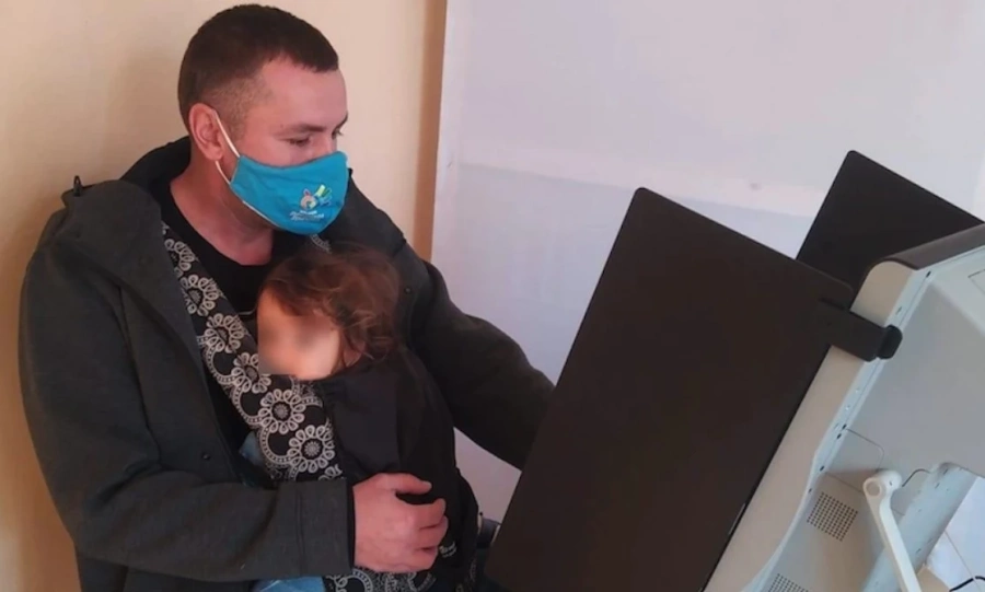 Ицо Хазарта гласува с бебе в ръце