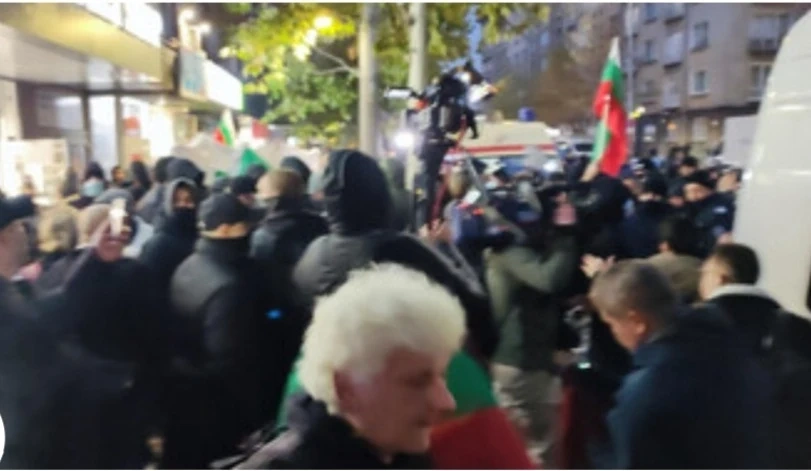 Протест пред турското посолство в София. Хвърляха ябълки(СНИМКИ)
